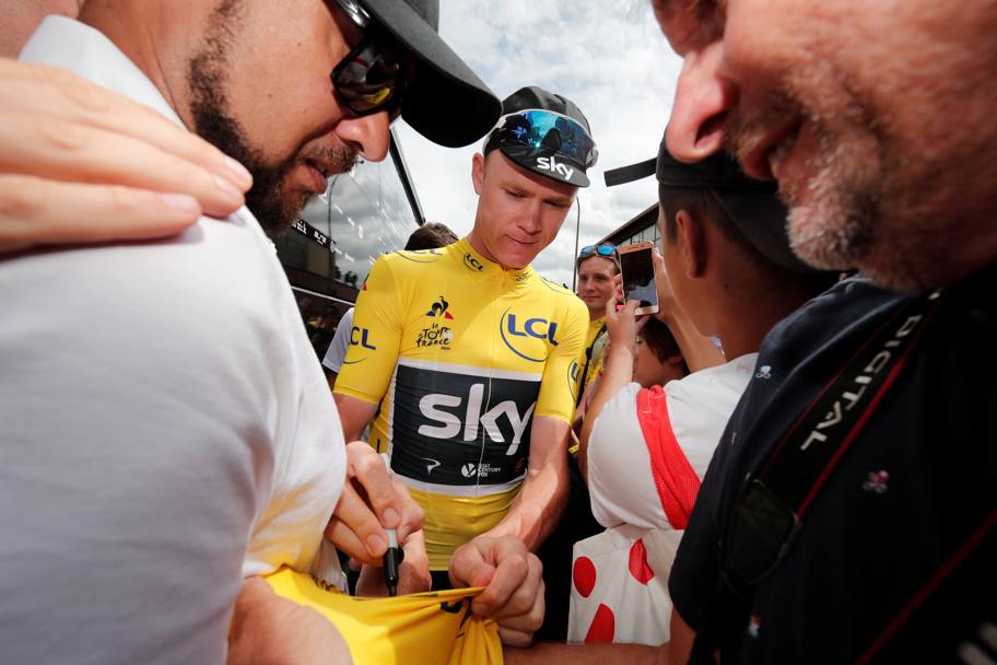 Tanti gli autografi firmati prima della partenza dai corridori del Team Sky, in particolare per Chris Froome. REUTERS